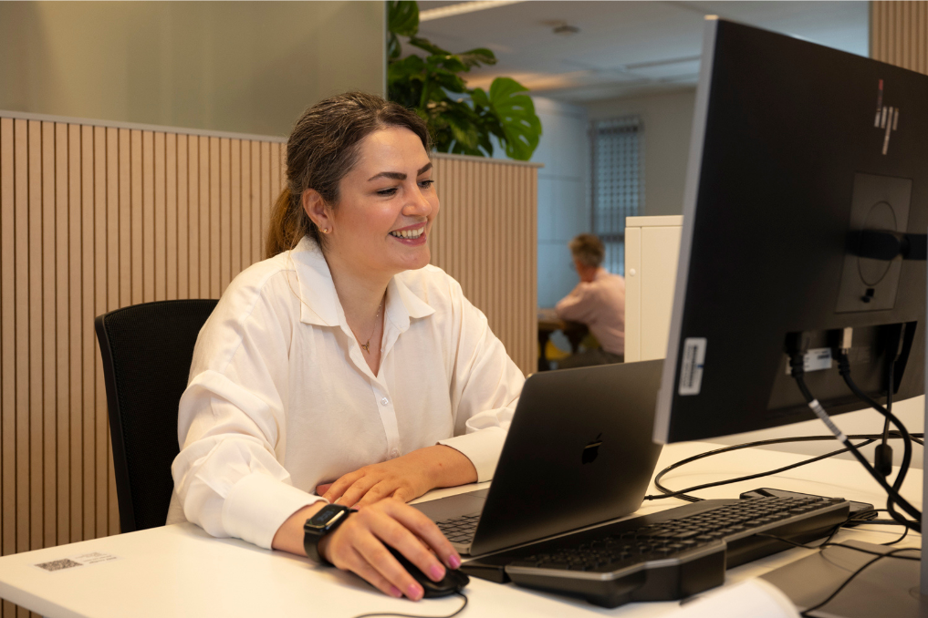 Narsis Salehi Shahrabi achter haar laptop. Ze is data-analist bij de NVWA
