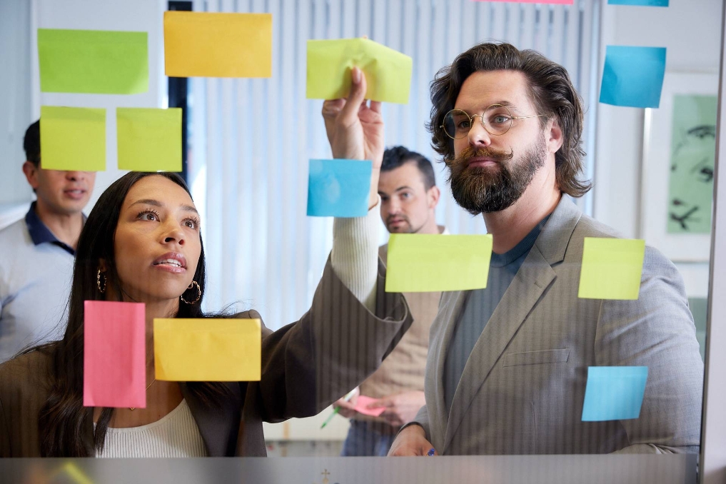 Managementassistent bij de NVWA tijdens een meeting. De aanwezigen plakken post-its op een glazen wand