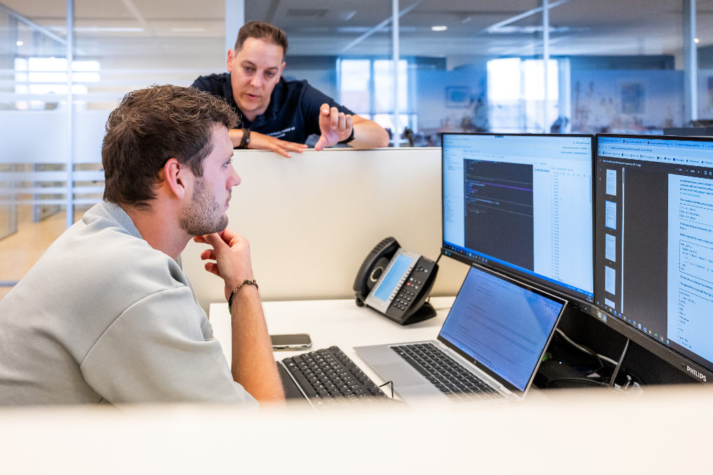 2 collega's op het NVWA-kantoor in Echt achter een laptop met data