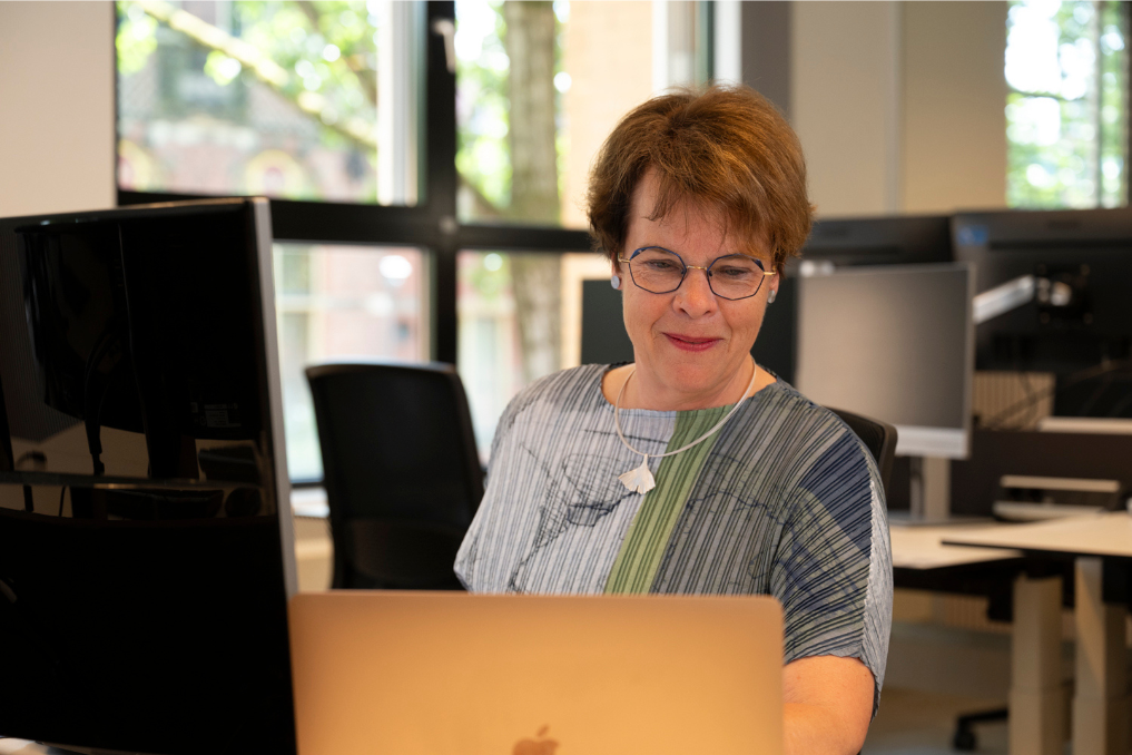 Helga Markus aan het werk in de security office van de NVWA
