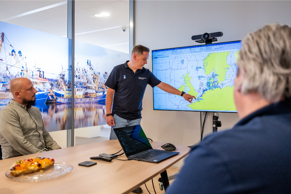 In Echt verzamelen en analyseren collega's van de NVWA data over de visserij. Het team in overleg