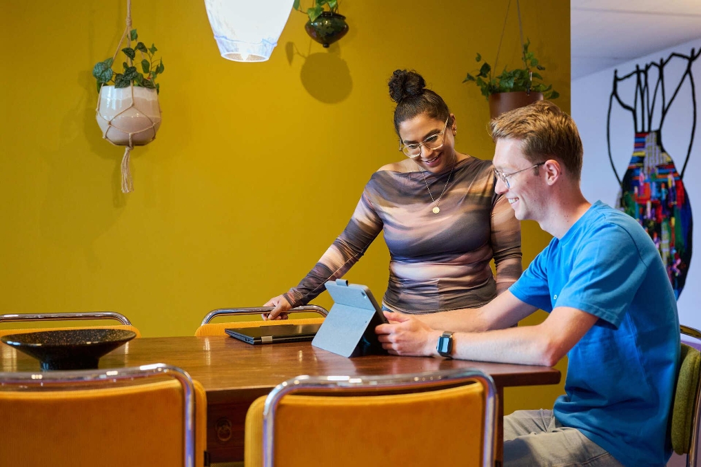 Sarita functioneel beheerder bij OCW in gesprek met collega