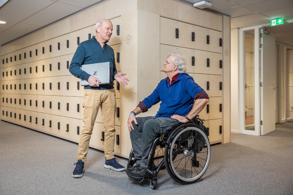 Maarten Folkers, software developer bij OCW, in gesprek met collega
