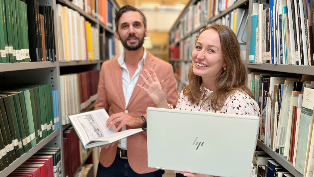 Mara met een collega tussen de dossiers. Mara is strategisch adviseur informatievoorziening bij het ministerie van OCW