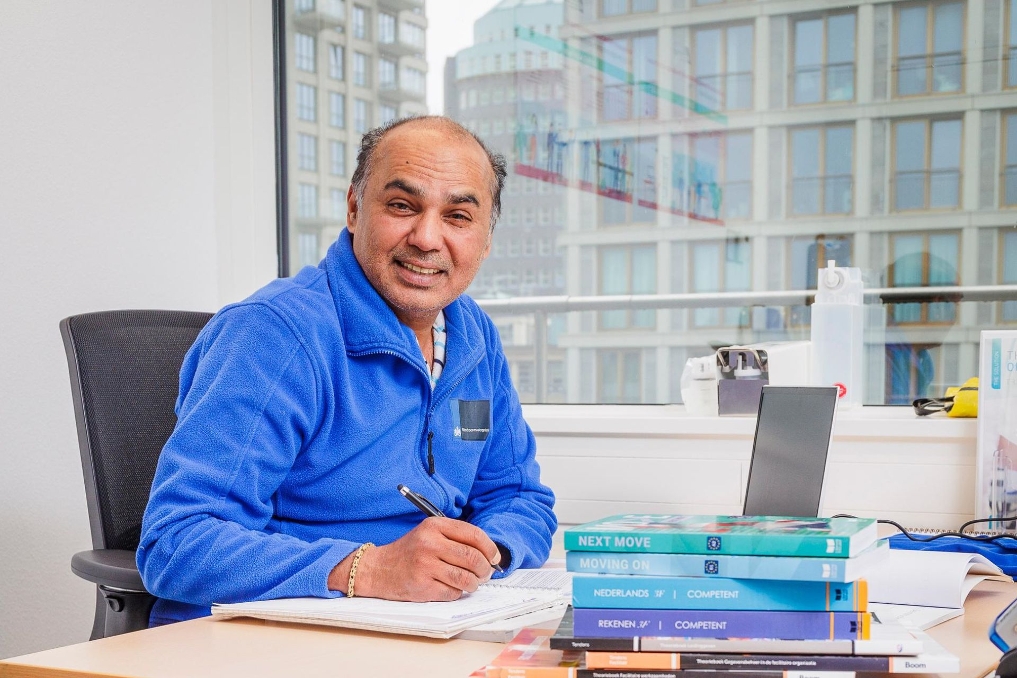 Portret van Moen. Hij werkt als voorwerker bij de Rijksschoonmaakorganisatie