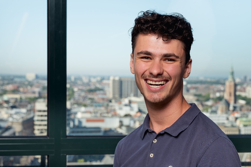 Portret van Owen. Hij is trainee bij de Rijksschoonmaakorganisatie