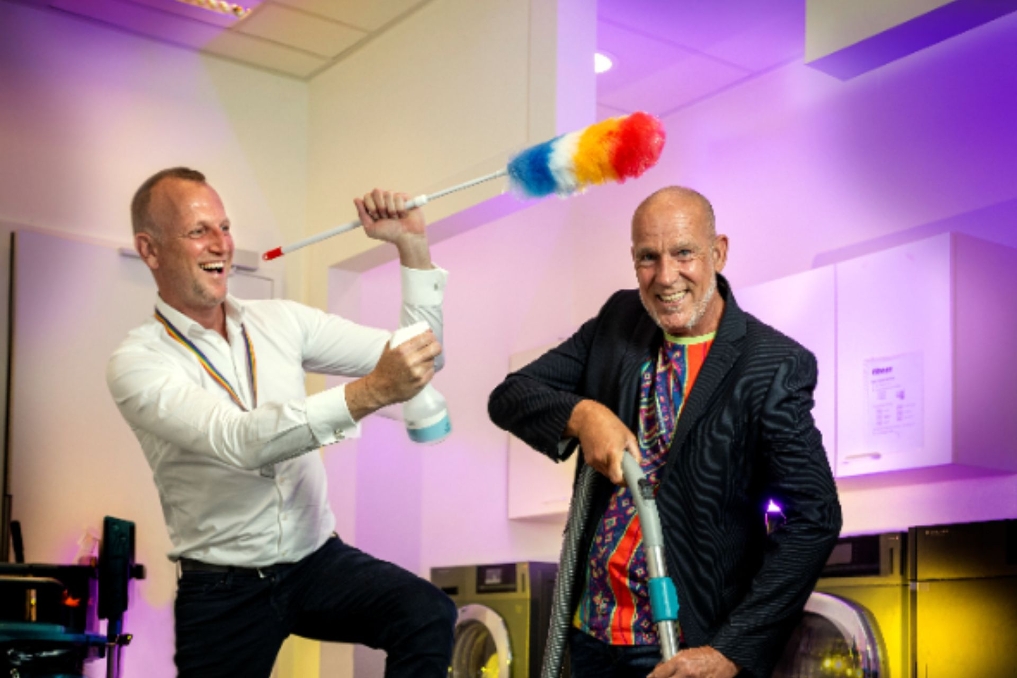 Vincent en Marck in feestelijke stemming. Ze werken allebie bij de Rijksschoonmaakorganisatie en zetten zich in voor diversiteit op de werkvloer