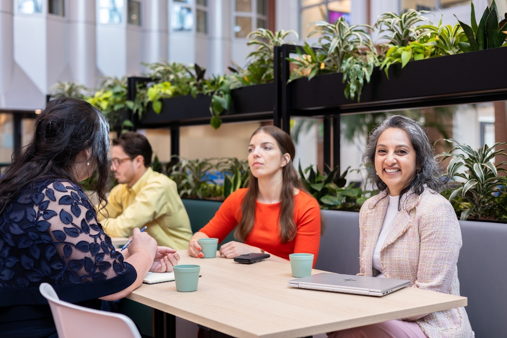 4 beleidsmedewerkers van SZW spreken. met elkaar