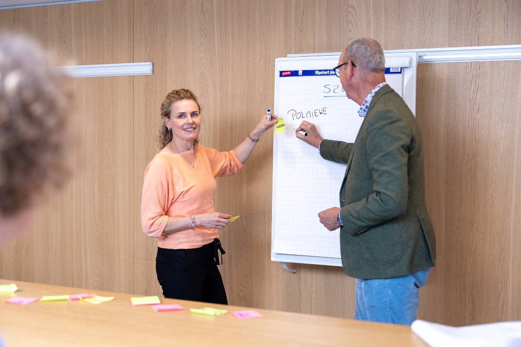 2 medewerkers van SZW geven een presentatie