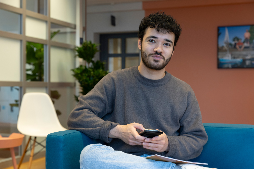 portret van Abdelkarim, trainee bij VWS