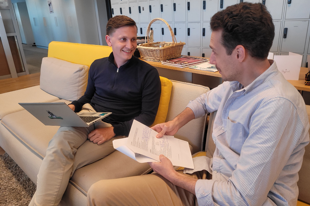 Bas op de bank met een collega. Hij is beleidsjurist bij VWS