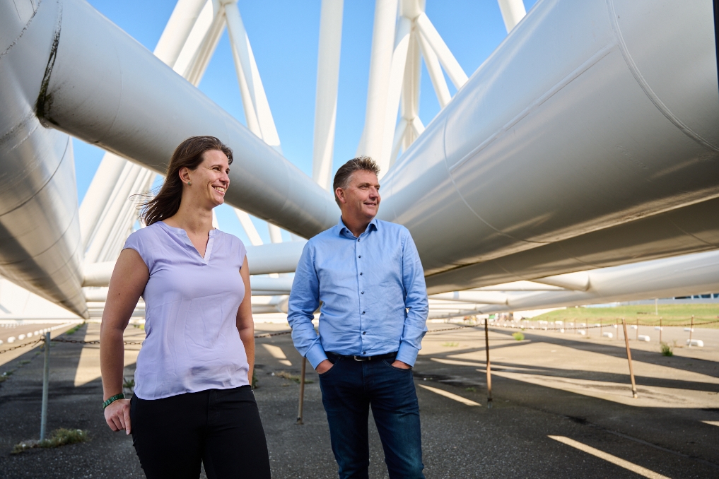 Maike Eissfeller applicatiemanager en Marc Walraven senior adviseur assetmanagement werken in de IT bij Rijkswaterstaat