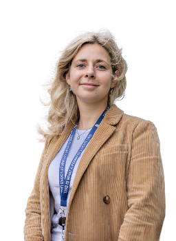 Portret van Vere. Zij doet het werk- en leertraject Internationaal Beleidsmedewerker Buitenlandse Zaken