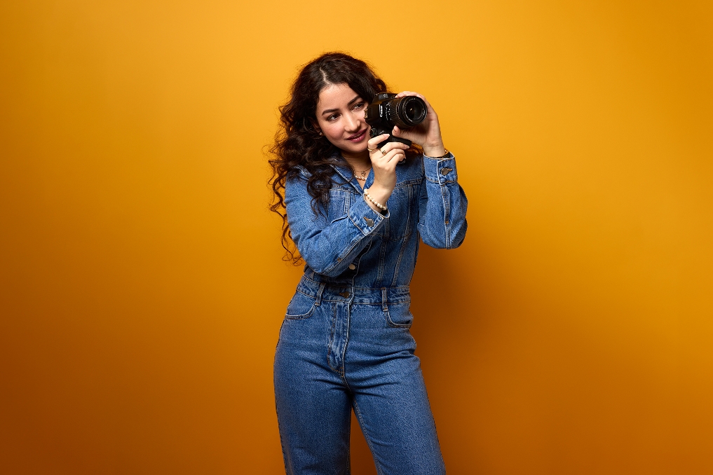 trainee Gabriela met fotocamera in haar hand