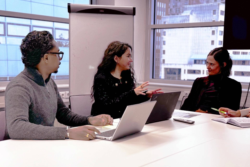 trainees zijn met elkaar in gesprek
