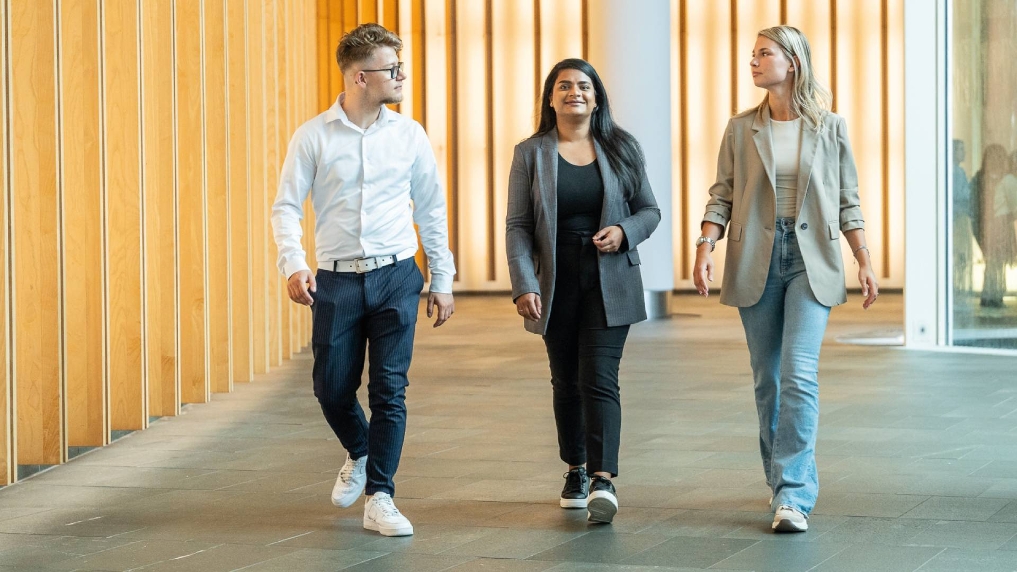 trainees van het mbo-traineeship bij OCW en BZK lopen met elkaar op de gang
