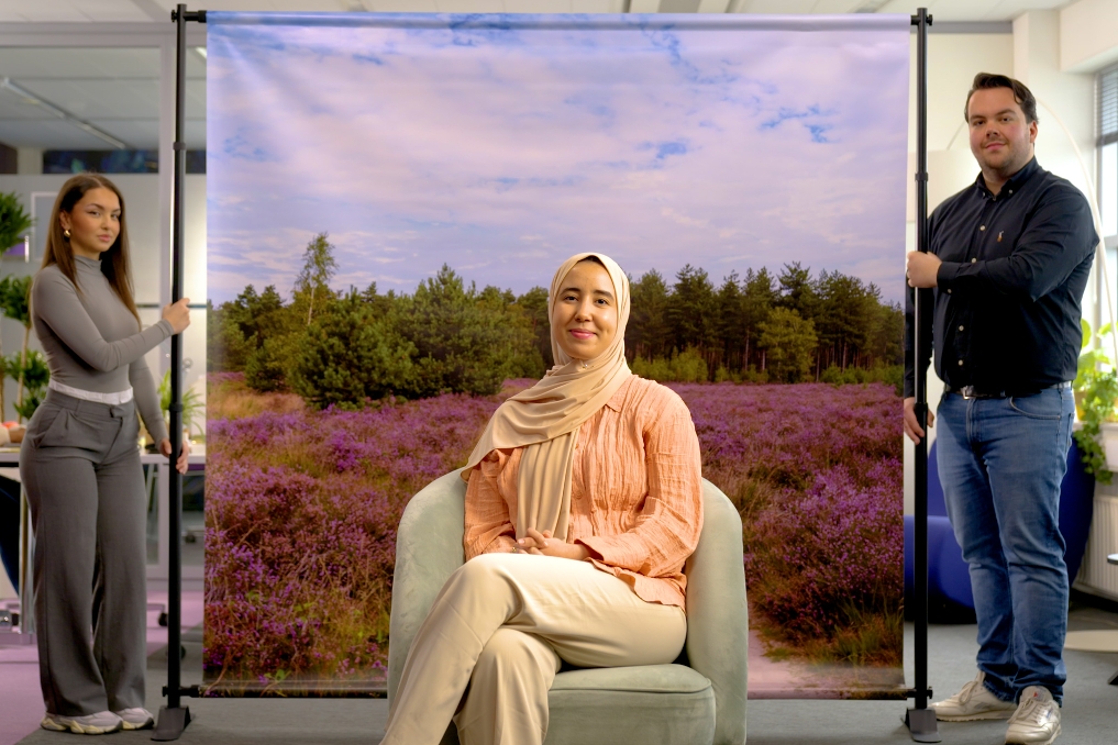 Chams zit in een stoel tijdens een fotoshoot voor de starterspagina