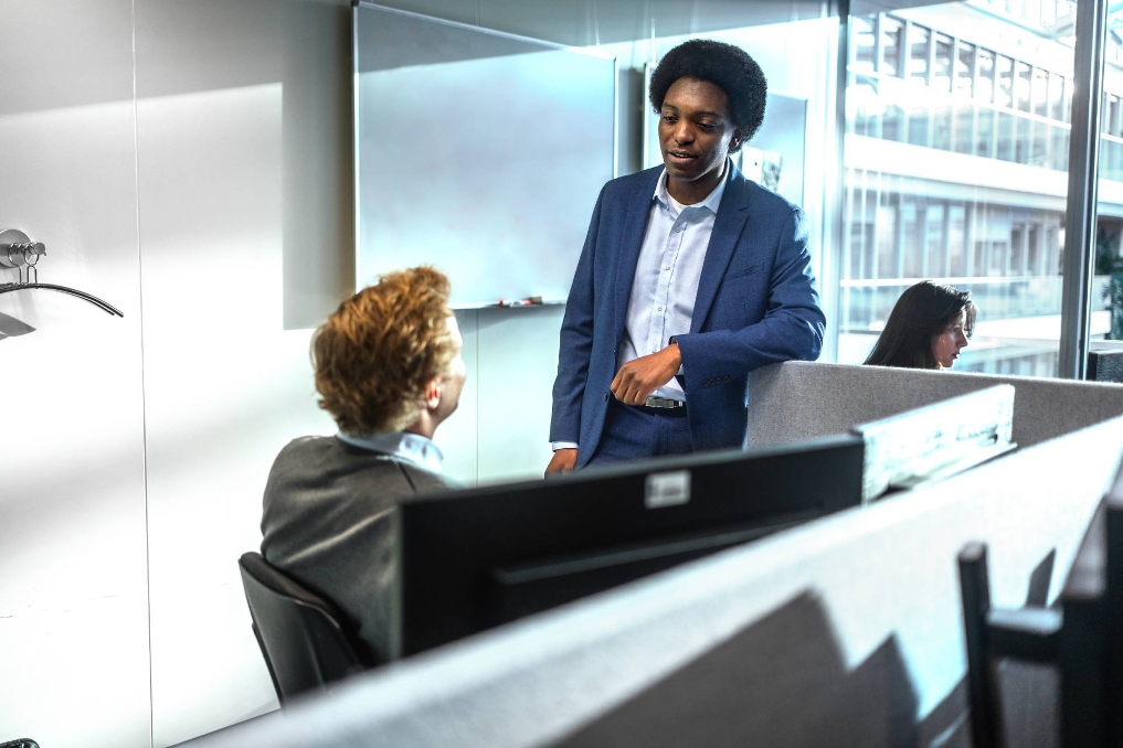 Denzel is in gesprek met een collega