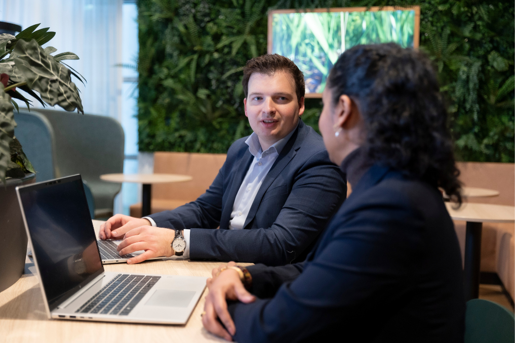 Coen Bot en collega achter laptop