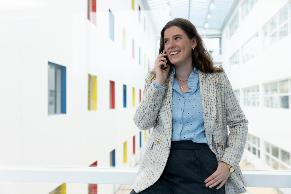 Simone Verreijt aan de telefoon