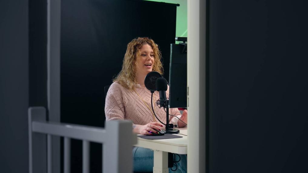 Fleur van Leusden, CISO bij de Kiesraad, neemt een podcast op