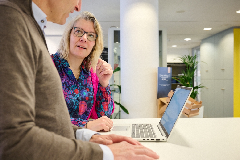 Monique Blom is coördinator multidisciplinaire teams die bestaan uit specialisten op het gebied van data, architectuur en informatiemanagement