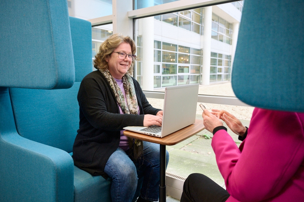 Anja Feijen informatiemanager Organisatie & Personeel Rijk in gesprek met collega